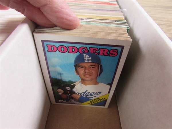 1 5-ROW BOX OF VARIOUS SPORTS TRADING CARDS