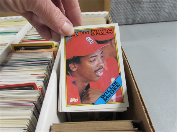 1 5-ROW BOX OF VARIOUS SPORTS TRADING CARDS