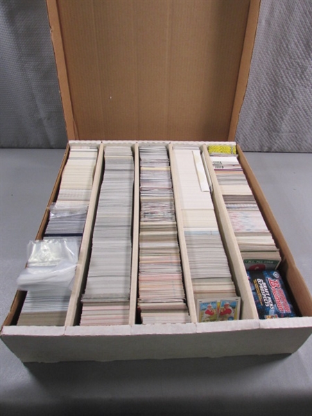 1 5-ROW BOX OF VARIOUS SPORTS TRADING CARDS & 5 UNOPENED HOCKEY WAX PACKS