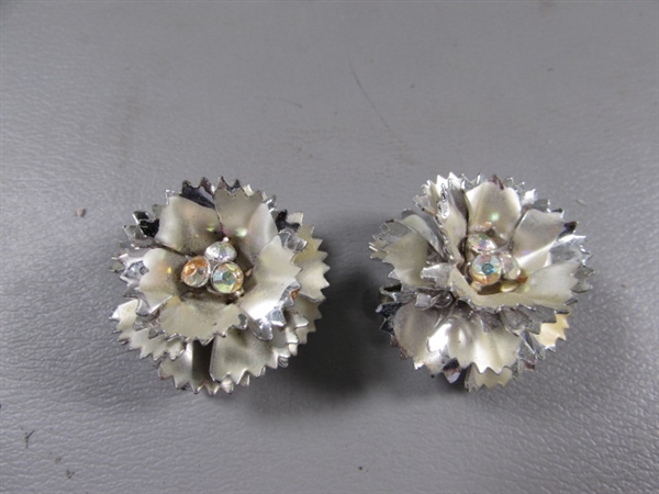 VINTAGE GOLD & SILVER TONE CLIP-ON & SCREW BACK EARRINGS