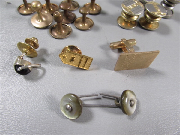 1 PAIR 14KT GOLD CUFFLINKS & BASE METAL COLLECTION OF CUFFLINKS & TIE CLIPS