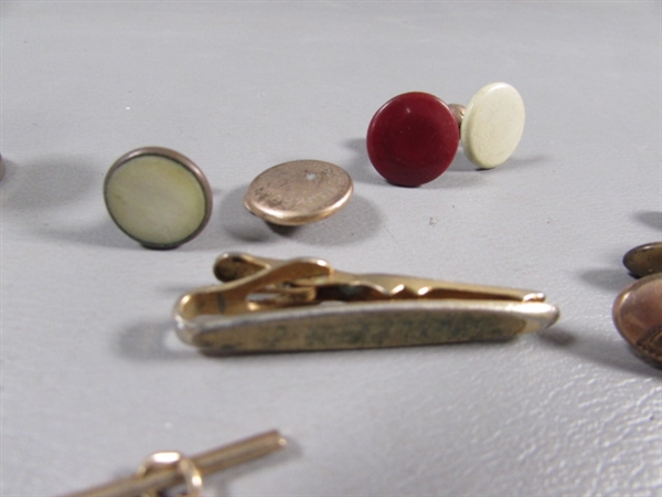 1 PAIR 14KT GOLD CUFFLINKS & BASE METAL COLLECTION OF CUFFLINKS & TIE CLIPS