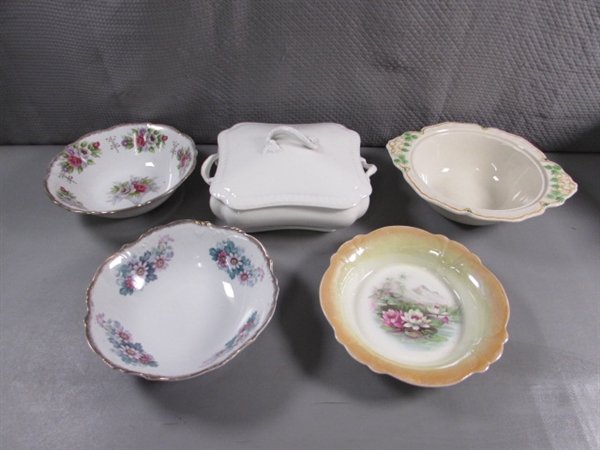 MIXED LOT OF SERVING BOWLS & COVERED CASSEROLE