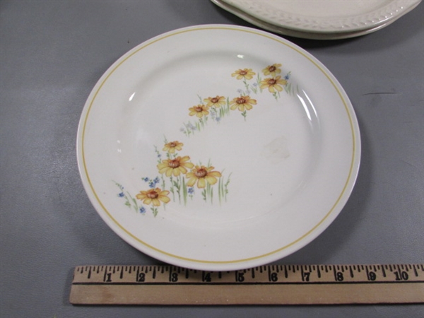 MIXED LOT OF PRETTY FLORAL THEMED PLATES