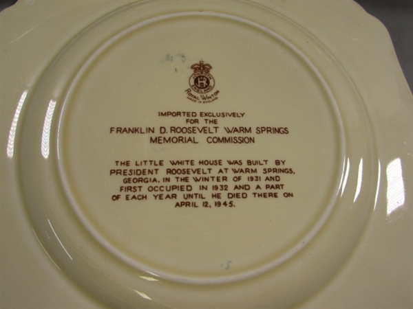 LARGE COLLECTION OF SOUVENIR PLATES