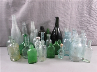 LARGE COLLECTION OF VINTAGE DARK & LIGHT GREEN GLASS BOTTLES & JUGS