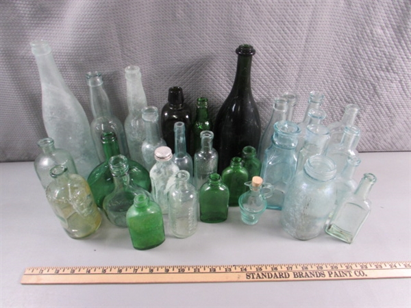 LARGE COLLECTION OF VINTAGE DARK & LIGHT GREEN GLASS BOTTLES & JUGS