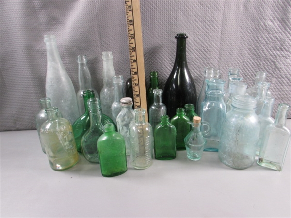 LARGE COLLECTION OF VINTAGE DARK & LIGHT GREEN GLASS BOTTLES & JUGS