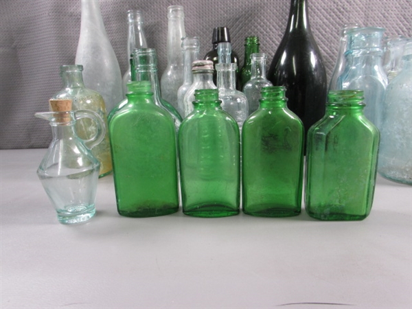 LARGE COLLECTION OF VINTAGE DARK & LIGHT GREEN GLASS BOTTLES & JUGS