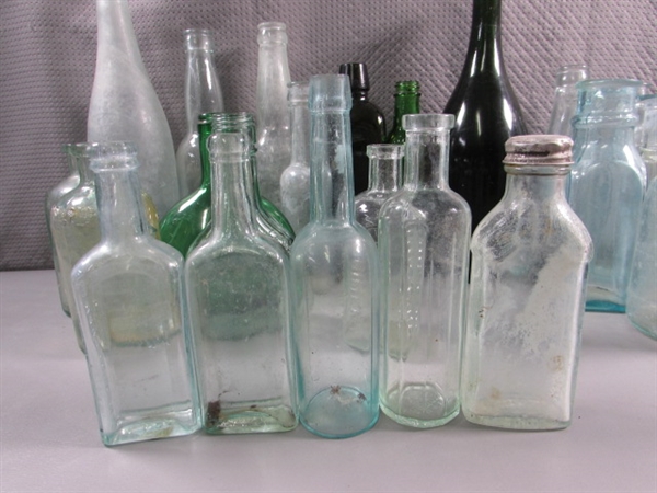 LARGE COLLECTION OF VINTAGE DARK & LIGHT GREEN GLASS BOTTLES & JUGS