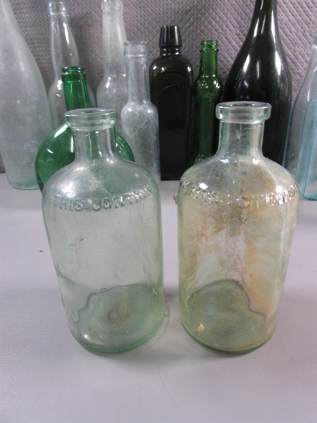 LARGE COLLECTION OF VINTAGE DARK & LIGHT GREEN GLASS BOTTLES & JUGS