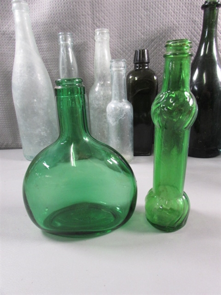 LARGE COLLECTION OF VINTAGE DARK & LIGHT GREEN GLASS BOTTLES & JUGS