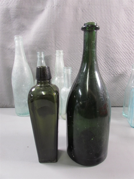 LARGE COLLECTION OF VINTAGE DARK & LIGHT GREEN GLASS BOTTLES & JUGS