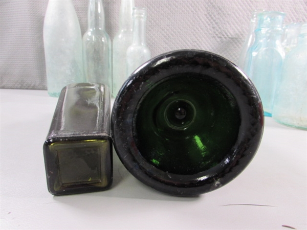 LARGE COLLECTION OF VINTAGE DARK & LIGHT GREEN GLASS BOTTLES & JUGS