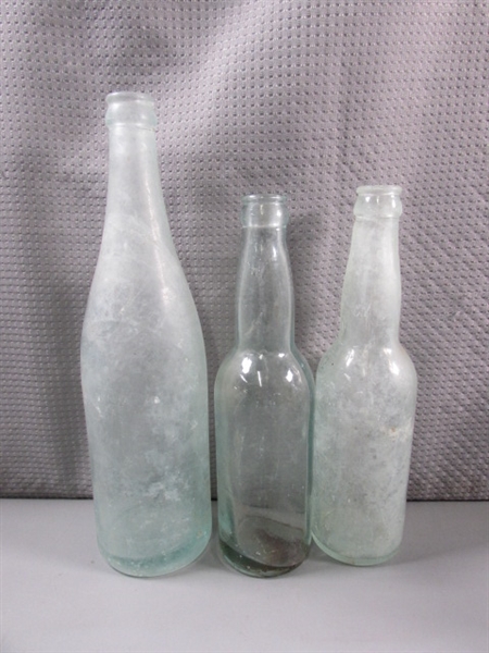 LARGE COLLECTION OF VINTAGE DARK & LIGHT GREEN GLASS BOTTLES & JUGS