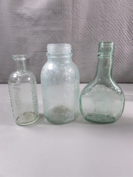 LARGE COLLECTION OF VINTAGE DARK & LIGHT GREEN GLASS BOTTLES & JUGS