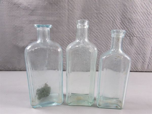 LARGE COLLECTION OF VINTAGE DARK & LIGHT GREEN GLASS BOTTLES & JUGS