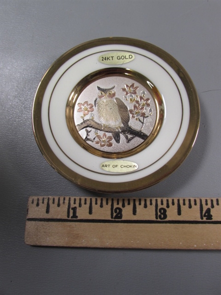 OWL FIGURES & 2 ART OF CHOKIN 24KT GOLD RIMMED PLATES