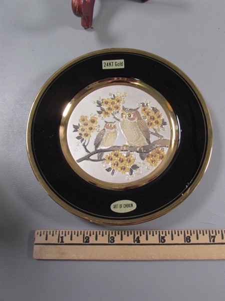 OWL FIGURES & 2 ART OF CHOKIN 24KT GOLD RIMMED PLATES