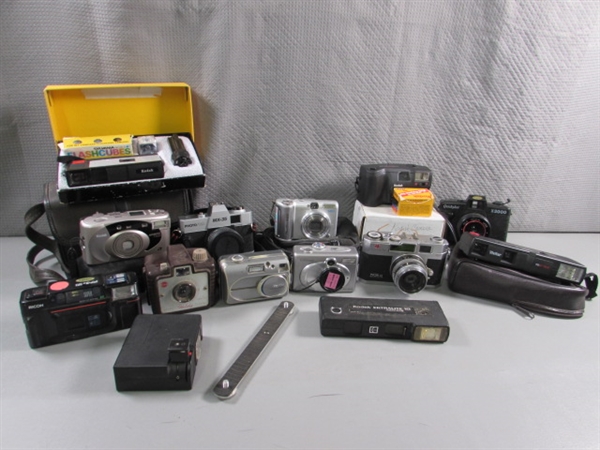 COLLECTION OF VINTAGE CAMERAS - UNTESTED