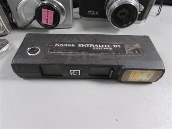 COLLECTION OF VINTAGE CAMERAS - UNTESTED