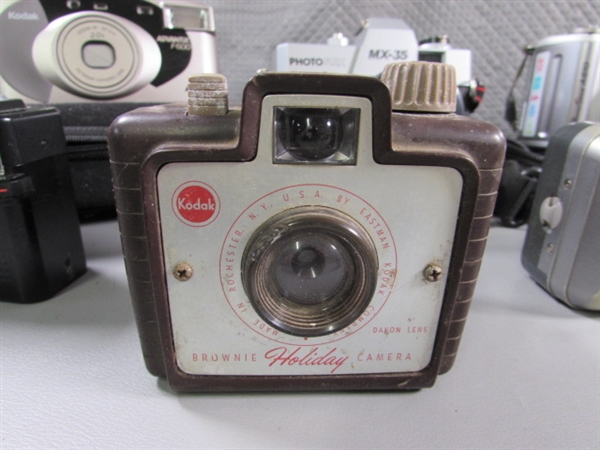 COLLECTION OF VINTAGE CAMERAS - UNTESTED