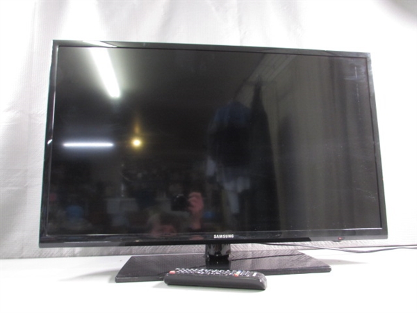 32 SAMSUNG FLAT SCREEN TV W/REMOTE - POWERS ON