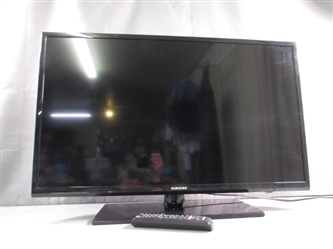 32" SAMSUNG FLAT SCREEN TV W/REMOTE - POWERS ON