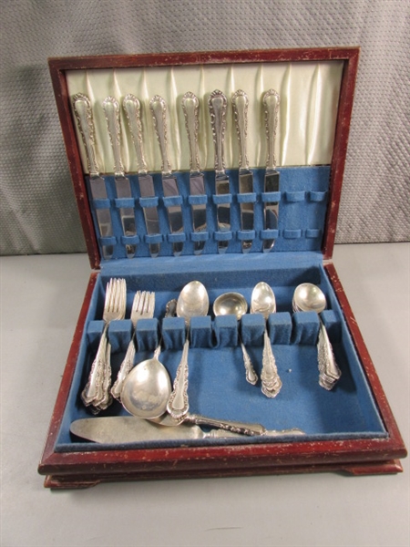 VINTAGE STERLING SILVER FLATWARE IN WOOD CHEST