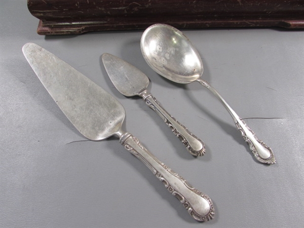 VINTAGE STERLING SILVER FLATWARE IN WOOD CHEST