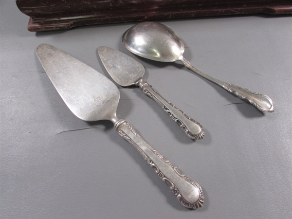 VINTAGE STERLING SILVER FLATWARE IN WOOD CHEST