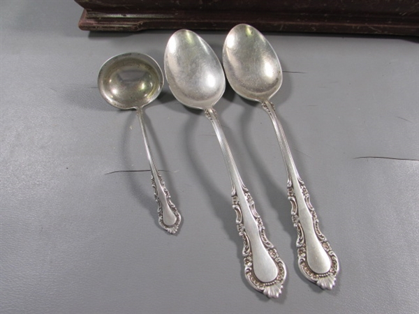 VINTAGE STERLING SILVER FLATWARE IN WOOD CHEST