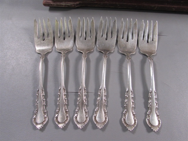 VINTAGE STERLING SILVER FLATWARE IN WOOD CHEST