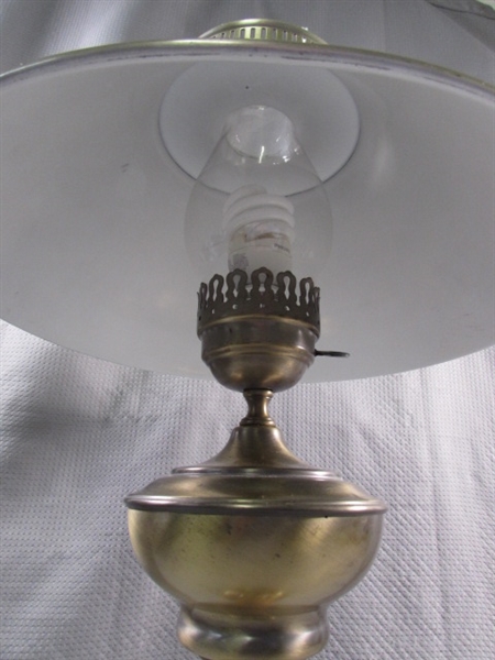 VINTAGE TABLE LAMP - WORKS