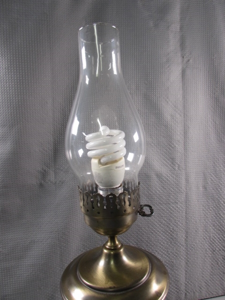 VINTAGE TABLE LAMP - WORKS