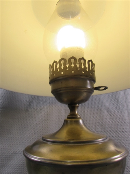 VINTAGE TABLE LAMP - WORKS