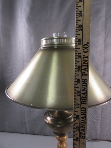 VINTAGE TABLE LAMP - WORKS