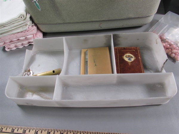 VINTAGE SAMSONITE TRAIN CASE W/VINTAGE LINENS & FASHION JEWELRY