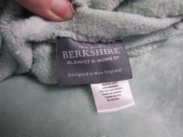 TWIN ELECTRIC BLANKET & 2 TWIN FLEECE BLANKETS