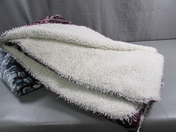 2 SUPER SOFT THROW BLANKETS