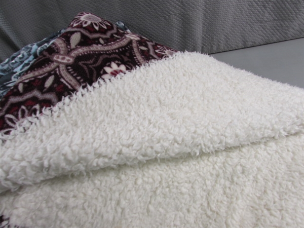 2 SUPER SOFT THROW BLANKETS