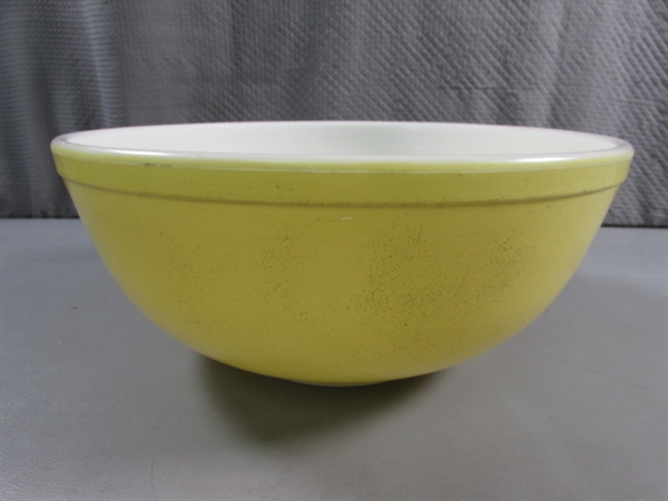 3 VINTAGE PYREX MIXING BOWLS