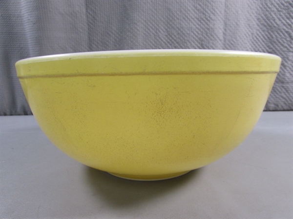 3 VINTAGE PYREX MIXING BOWLS