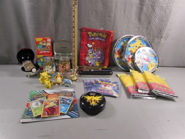 COLLECTION OF POKEMON ITEMS INCLUDING 23 KT GOLD PLATED POLIWHIRL TRADING CARD