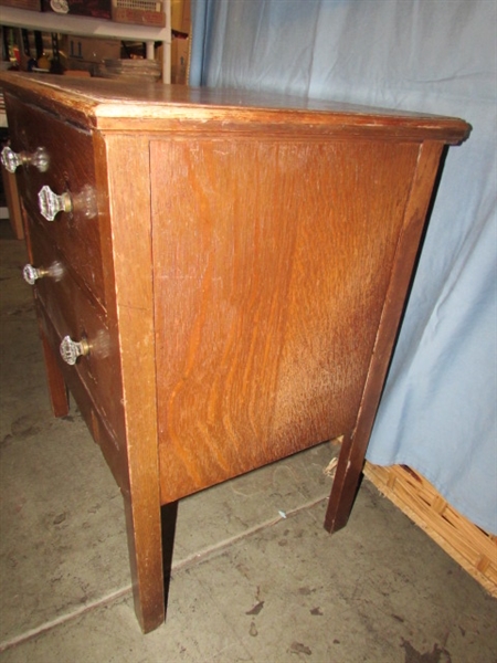 ANTIQUE QUARTER SAWN OAK 2-DRAWER SIDE TABLE W/GLASS DRAWER PULLS