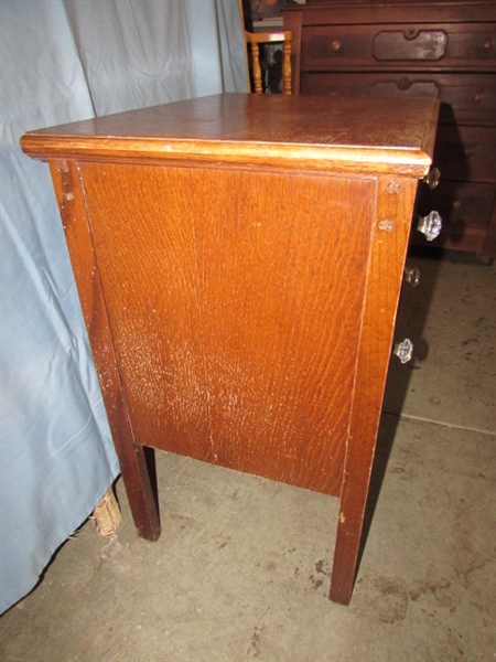 ANTIQUE QUARTER SAWN OAK 2-DRAWER SIDE TABLE W/GLASS DRAWER PULLS