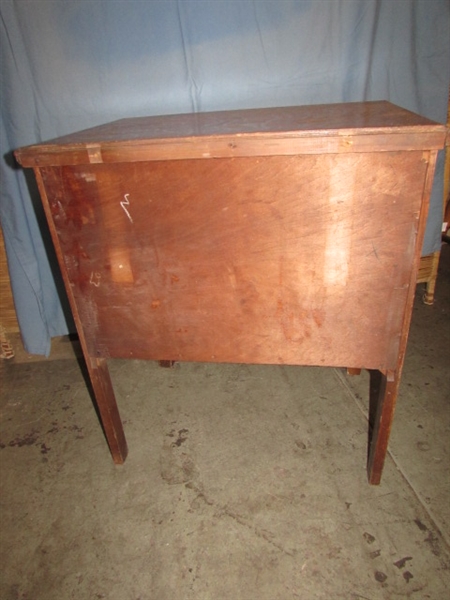 ANTIQUE QUARTER SAWN OAK 2-DRAWER SIDE TABLE W/GLASS DRAWER PULLS