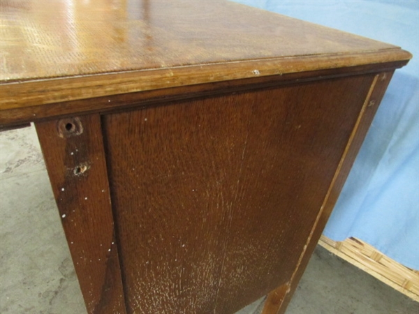 ANTIQUE QUARTER SAWN OAK 2-DRAWER SIDE TABLE W/GLASS DRAWER PULLS