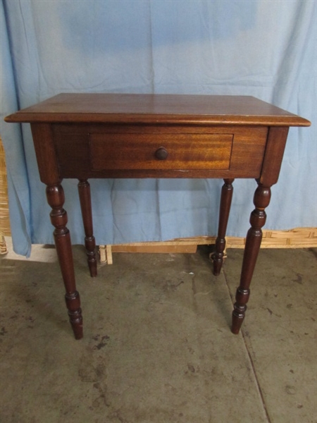 SMALL SOLID WOOD ACCENT TABLE W/DRAWER