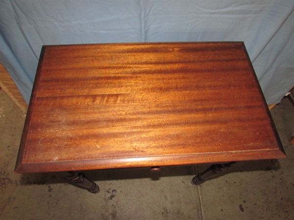 SMALL SOLID WOOD ACCENT TABLE W/DRAWER